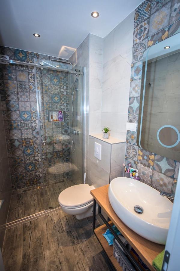 Deluxe 2 Bedroom Apartment With Sea View Baška Voda Eksteriør billede